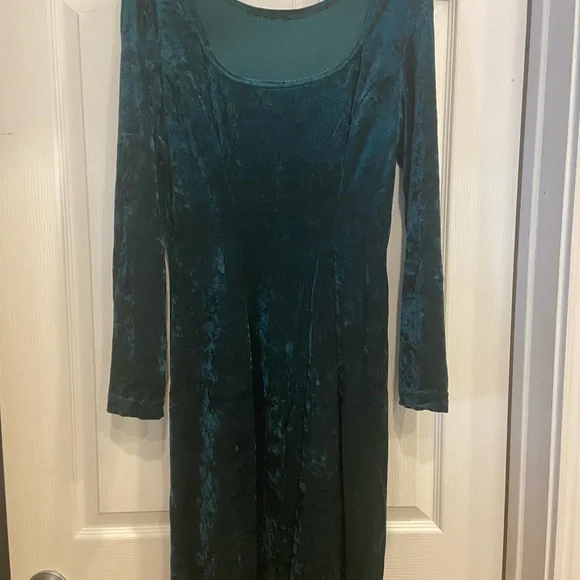 Emerald Green Crinkle Velvet Knee Length Dress. | Color: Green | Size: 12 | Claymom111's Closet Emerald Green Crinkle Velvet Knee Length Dress. | Color: Green | Size: 12 | Claymom111's Closet